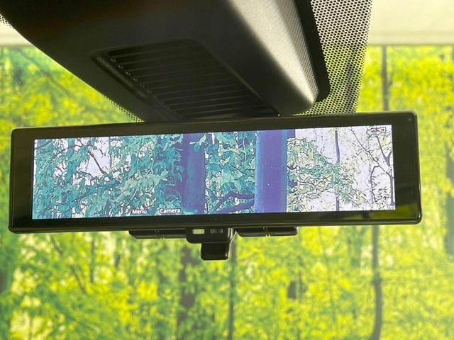 【インテリジェントルームミラー】後席の大きな荷物や同乗者で後方が確認しづらい時でも安心!カメラが撮影した車両後方の映像をルームミラー内に表示。クリアな視界で状況の確認が可能です!