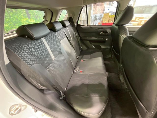 後部座席も気になるようなキズ・汚れやへたり等、大きなダメージはなく、良好な状態です。
