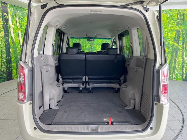 ���i�̂���������ʋ΁A���}���ɏ\���ȉ׎��X�y�[�X���m�ۂ��Ă���܂��B�Z�J���h�V�[�g��|���ƁA�傫�ȉו��̐ύڂ��\�ł���