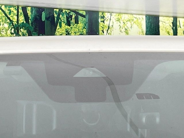 【エマージェンシーブレーキ】走行中に前方の車両等を認識し、衝突しそうな時は警報とブレーキで衝突回避と被害軽減をアシスト。より安全にドライブをお楽しみいただけます。