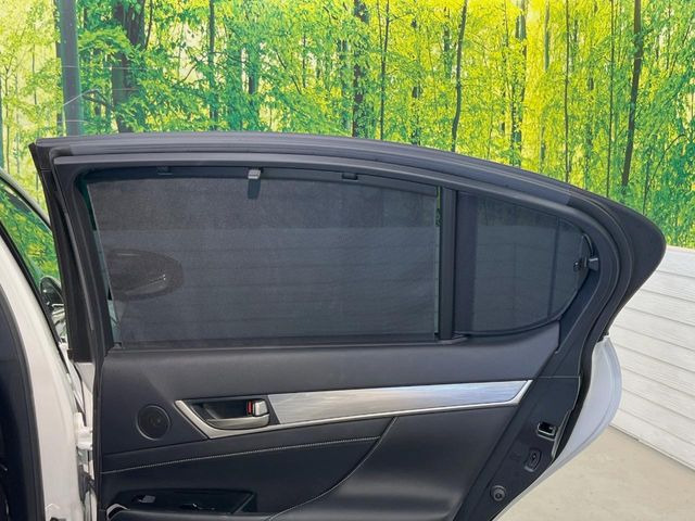 【オプション手動サンシェード(リアドア)】日差しや車外からの光が眩しいときにサッと引き出して使える、ロール格納タイプのサンシェードを装備。後席に乗ったお子様がウトウトしだした時など、ぜひご活用ください