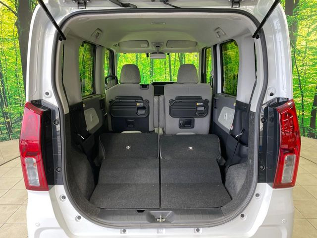 ���i�̂���������ʋ΁A���}���ɏ\���ȉ׎��X�y�[�X���m�ۂ��Ă���܂��B�Z�J���h�V�[�g��|���ƁA�傫�ȉו��̐ύڂ��\�ł���