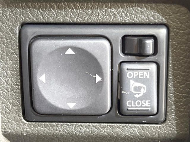 �y�d���i�[�~���[�z�T�C�h�~���[�͓d���i�[���ƂȂ��Ă���A�������ԏ�ł��L�Y�������X�N��}�����܂��B