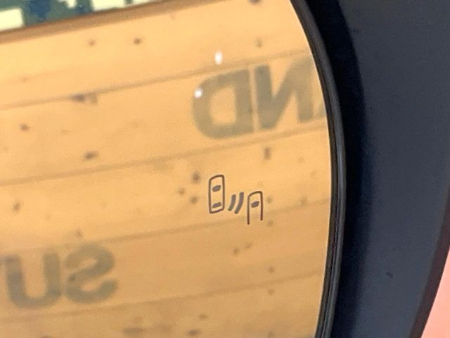 【ブラインドスポットモニター】走行中、ドアミラーの死角になりやすい箇所に後続車が接近するとサイドミラーのレンズに警告を表示!ドライバーに注意喚起をしてくれます。