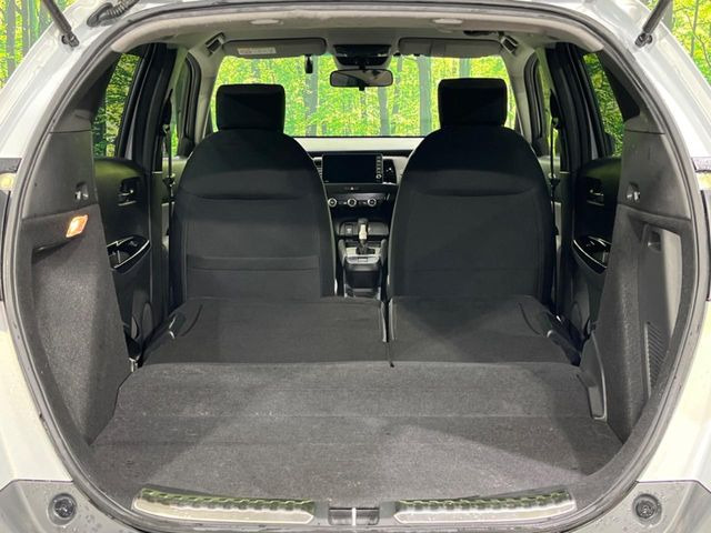 普段のお買い物や通勤、送迎等に十分な荷室スペースを確保しております。セカンドシートを倒すと、大きな荷物の積載も可能です♪