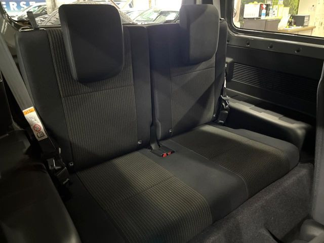 後部座席も気になるようなキズ・汚れやへたり等、大きなダメージはなく、良好な状態です。