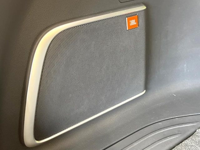 �yJBL�T�E���h�V�X�e���z���[�J�[�I�v�V�����̍��i�ʃT�E���h�V�X�e���𓋍ځB��p�̃`���[�j���O���{���ꂽ�召�l�X�ȃX�s�[�J�[����ǎ��ȃT�E���h���t�ł��A�Տꊴ���ӂ�鉹����Ԃ����o���܂��B