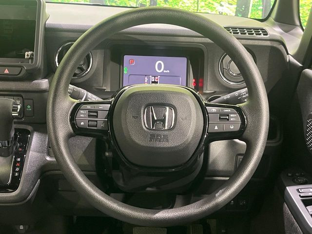 �C���e���A�ɍ��킹���f�U�C���̃X�e�A�����O�́A�^�]�������̂��Ƃ��l���A�^�]���₷���`��A�傫���ł��B�����x�A���ۂɐG���Ă��m���߂��������B