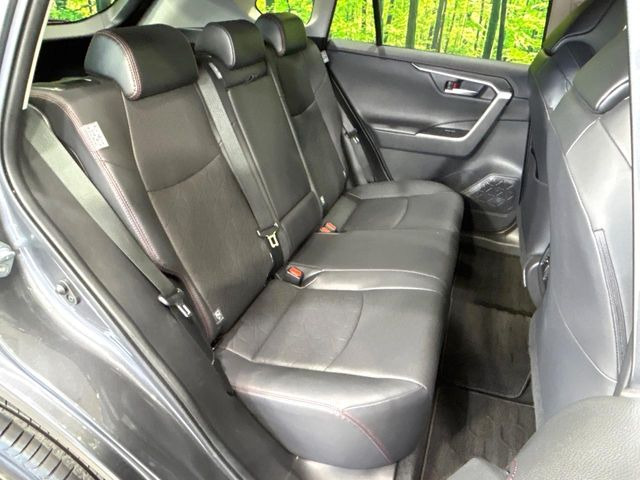 後部座席も気になるようなキズ・汚れやへたり等、大きなダメージはなく、良好な状態です。