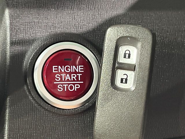 �yHonda�X�}�[�g�L�[�z�J�o����|�P�b�g�ɓ��ꂽ�܂܂ł��h�A�̎{���E�������\�ȃX�}�[�g�L�[�𑕔��B�G���W���̃I���E�I�t�����J�M�����o���K�v����������Ƃ��Ă��֗��ł���