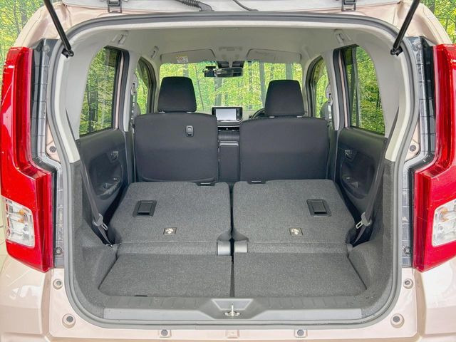 ���i�̂���������ʋ΁A���}���ɏ\���ȉ׎��X�y�[�X���m�ۂ��Ă���܂��B�Z�J���h�V�[�g��|���ƁA�傫�ȉו��̐ύڂ��\�ł���