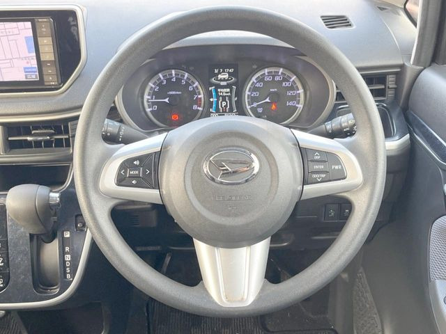 �C���e���A�ɍ��킹���f�U�C���̃X�e�A�����O�́A�^�]�������̂��Ƃ��l���A�^�]���₷���`��A�傫���ł��B�����x�A���ۂɐG���Ă��m���߂��������B