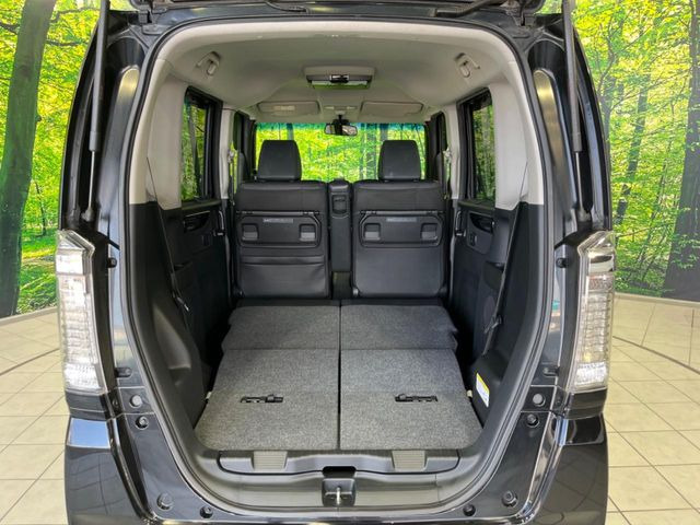 ���i�̂���������ʋ΁A���}���ɏ\���ȉ׎��X�y�[�X���m�ۂ��Ă���܂��B�Z�J���h�V�[�g��|���ƁA�傫�ȉו��̐ύڂ��\�ł���