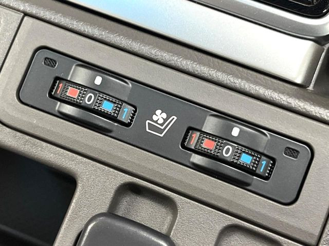 【シートベンチレーション】夏場は涼しい風でお尻や背中の熱やムレを防ぎ、冬はエアコンよりも早く温まってポカポカに!季節を問わず快適に過ごせます。