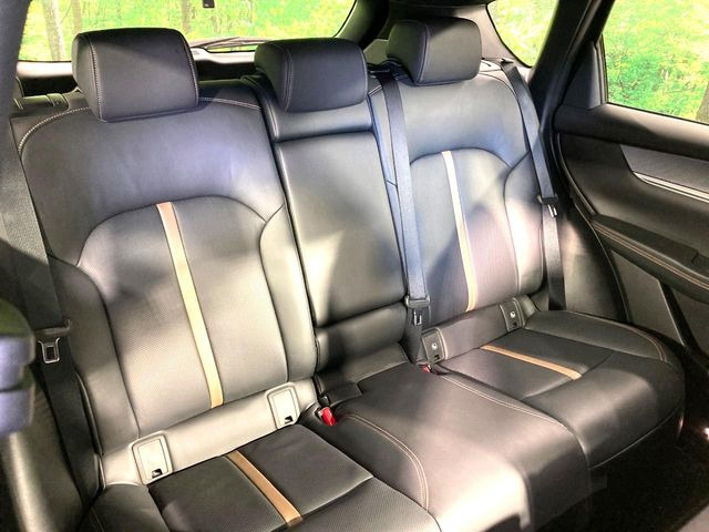 広々とした2列目シートは居住性が高く、居心地も快適!友達や家族とのお出かけにぴったりです。ベビーシートやチャイルドシート使用時も快適にお過ごしいただける十分な空間を確保しています。