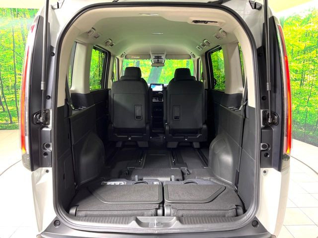 ���i�̂���������ʋ΁A���}���ɏ\���ȉ׎��X�y�[�X���m�ۂ��Ă���܂��B�T�[�h�V�[�g��|���ƁA�傫�ȉו��̐ύڂ��\�ł���