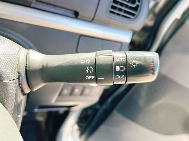 �y�I�[�g���C�g�z�ԊO�̖��邳�����m���āA�����I�Ƀw�b�h���C�g��_�����Ă���܂���g���l���𑖍s����ۂɂ��A�����I�ɓ_�����Ă���ĕ֗��ȑ�����1�ł���