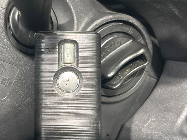 �y�A�N�Z�X�L�[&�v�b�V���X�^�[�g�z�J�o����|�P�b�g�ɓ��ꂽ�܂܂ł��h�A�̎{���E�������\�ȃX�}�[�g�L�[�𑕔��B�G���W���̃I���E�I�t�����J�M�����o���K�v�������A�{�^�����v�b�V�����邾����OK��