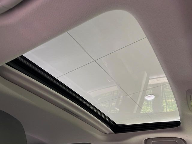 【サンルーフ】ボタンひとつで開閉可能!開放感たっぷりのサンルーフが装着されています!車内に明かりを取り入れたり景色を楽しむ以外にも、よどみがちな車内の空気も簡単に換気できて快適です!