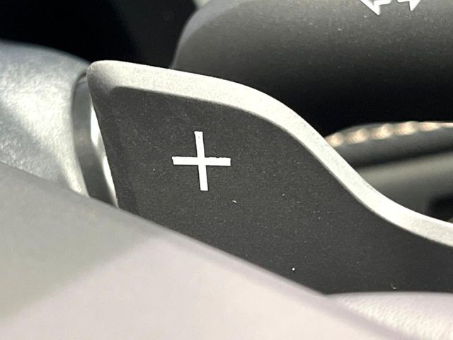 【パドルシフト】ハンドルから手を離さずに素早くシフトアップ&ダウンができるので、エンジンブレーキを使う下り坂や高速道路の合流で加速したい場面で役立ちます。