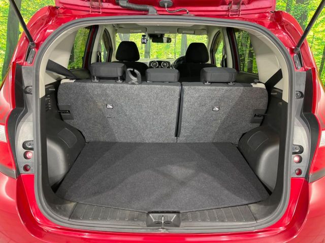 ���i�̂���������ʋ΁A���}���ɏ\���ȉ׎��X�y�[�X���m�ۂ��Ă���܂��B�Z�J���h�V�[�g��|���ƁA�傫�ȉו��̐ύڂ��\�ł���