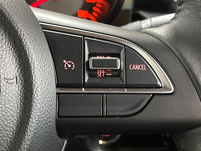 【クルーズコントロール】高速道路もラクラク走行。アクセルを離しても一定速度で走行ができ、長距離運転時の負担を軽減!加速・減速も簡単なスイッチ操作で調整できます。