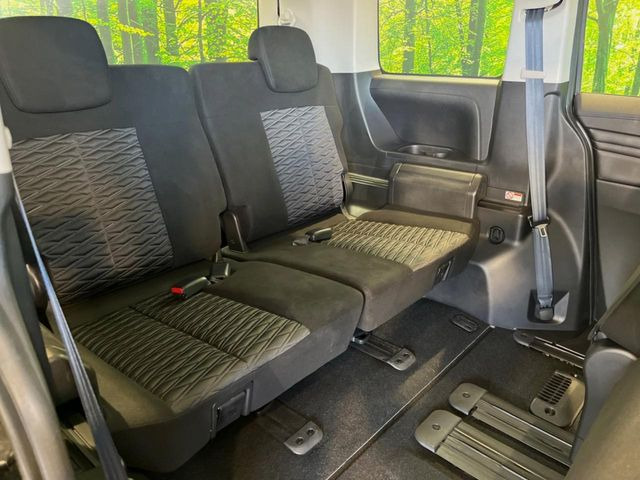 3列目シートはもちろん状態良好☆大人でもゆったりと座って頂けますので、大人数でのお出かけもラクラクです♪ご家族で、気の知れた仲間で、ドライブに行くのが楽しみですね♪