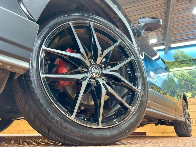 【グレード専用純正19インチアルミホイール】デザイン性の高い純正アルミホイールを装着しております。各種社外アルミホイールや、スタッドレスタイヤも取扱いしております。是非ご相談ください♪