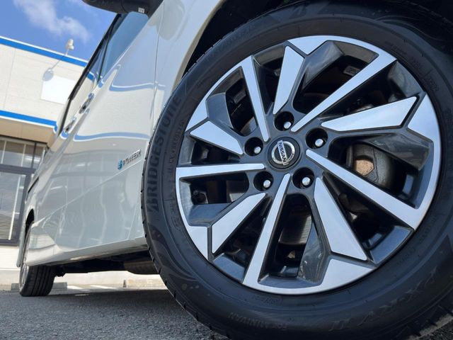 �y����16�C���`�A���~�z�C�[���z�O�ςɃ}�b�`���������A���~�z�C�[���𑕒����Ă���܂��B�e��ЊO�A���~�z�C�[����A�X�^�b�h���X�^�C�����戵�����Ă���܂��B���񂲑��k����������