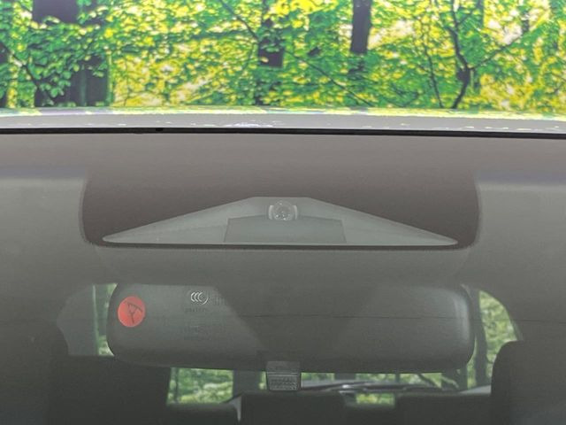 【ホンダセンシング】走行中に前方の車両等を認識し、衝突しそうな時は警報とブレーキで衝突回避と被害軽減をアシスト。より安全にドライブをお楽しみいただけます。