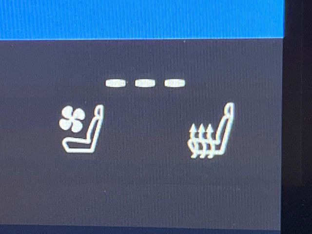 【シートベンチレーション】夏場は涼しい風でお尻や背中の熱やムレを防ぎ、冬はエアコンよりも早く温まってポカポカに!レザーシートにうれしい装備で、季節を問わず快適に過ごせます。