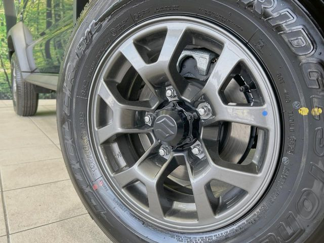 �y����15�C���`�A���~�z�C�[���z�O�ςɃ}�b�`���������A���~�z�C�[���𑕒����Ă���܂��B�e��ЊO�A���~�z�C�[����A�X�^�b�h���X�^�C�����戵�����Ă���܂��B���񂲑��k����������