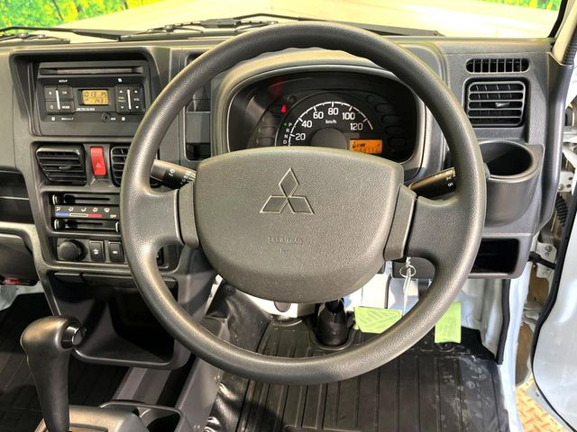 �C���e���A�ɍ��킹���f�U�C���̃X�e�A�����O�́A�^�]�������̂��Ƃ��l���A�^�]���₷���`��A�傫���ł��B�����x�A���ۂɐG���Ă��m���߂��������B