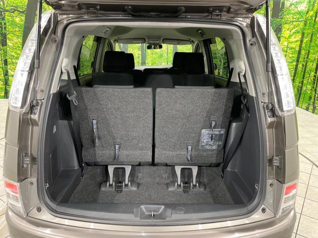 ���i�̂���������ʋ΁A���}���ɏ\���ȉ׎��X�y�[�X���m�ۂ��Ă���܂��B�Z�J���h�V�[�g��|���ƁA�傫�ȉו��̐ύڂ��\�ł���