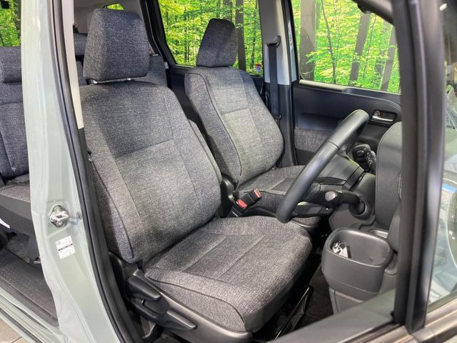 運転席まわりには十分なスペースがあり、大柄な方でもゆったり運転していただける環境です。