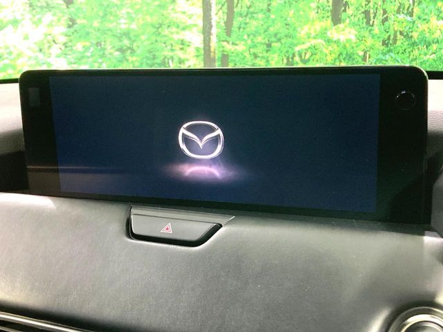 【12.3インチマツダコネクト】車内の雰囲気にマッチした大型ディスプレイ。スマホ接続でのナビ使用やBluetooth再生等、様々な機能が楽しめます。直感的なダイヤル操作が可能で、使い勝手も良好です。