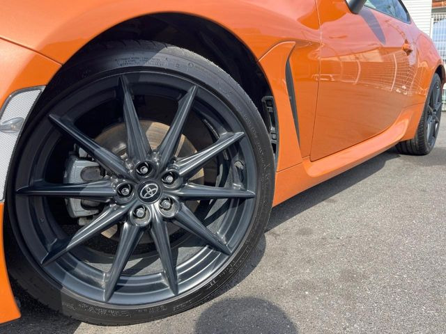 �y����18�C���`�A���~�z�C�[���z�O�ςɃ}�b�`���������A���~�z�C�[���𑕒����Ă���܂��B�e��ЊO�A���~�z�C�[����A�X�^�b�h���X�^�C�����戵�����Ă���܂��B���񂲑��k����������