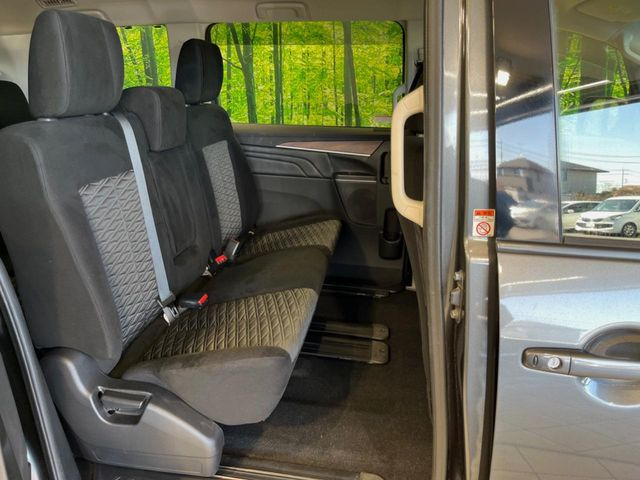 後部座席も気になるようなキズ・汚れやへたり等、大きなダメージはなく、良好な状態です。