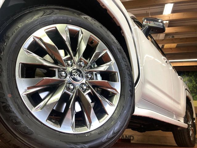 【純正20インチアルミホイール】外観にマッチした純正アルミホイールを装着しております。各種社外アルミホイールや、スタッドレスタイヤも取扱いしております。是非ご相談ください♪