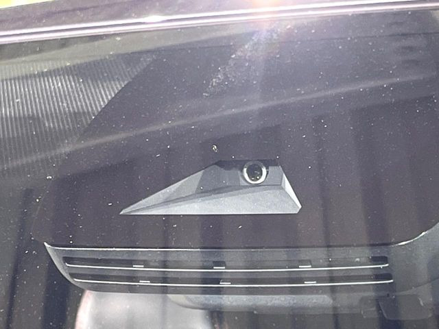 【トヨタセーフティセンス】走行中に前方の車両等を認識し、衝突しそうな時は警報とブレーキで衝突回避と被害軽減をアシスト。より安全にドライブをお楽しみいただけます。