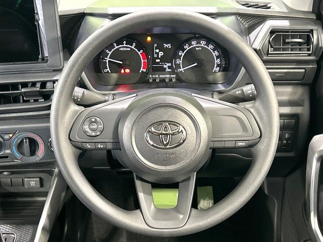 �C���e���A�ɍ��킹���f�U�C���̃X�e�A�����O�́A�^�]�������̂��Ƃ��l���A�^�]���₷���`��A�傫���ł��B�����x�A���ۂɐG���Ă��m���߂��������B