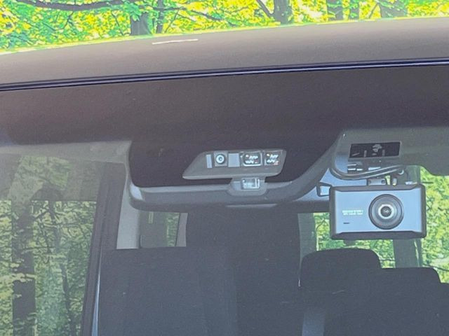 【三菱e-Assist】走行中に前方の車両等を認識し、衝突しそうな時は警報とブレーキで衝突回避と被害軽減をアシスト。より安全にドライブをお楽しみいただけます。