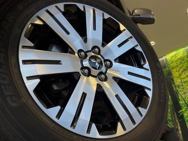 【純正18インチアルミホイール】外観にマッチした純正アルミホイールを装着しております。各種社外アルミホイールや、スタッドレスタイヤも取扱いしております。是非ご相談ください♪