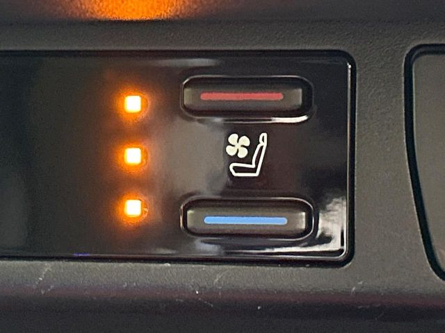 【シートベンチレーション】夏場は涼しい風でお尻や背中の熱やムレを防ぎ、冬はエアコンよりも早く温まってポカポカに!季節を問わず快適に過ごせます。