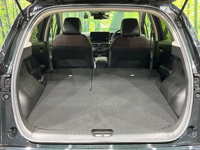 ���i�̂���������ʋ΁A���}���ɏ\���ȉ׎��X�y�[�X���m�ۂ��Ă���܂��B�Z�J���h�V�[�g��|���ƁA�傫�ȉו��̐ύڂ��\�ł���