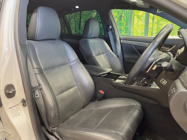 【黒革シート】上質な本革を使用し、高級感あふれる黒革シート。常に体に触れる部分だから、座り心地の良さにはこだわりたいですね♪汚れの付着や劣化を抑制する内装コーティング施工もおススメですよ♪