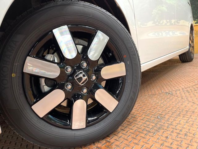 �y�����A���~�z�C�[���z�O�ςɃ}�b�`���������A���~�z�C�[���𑕒����Ă���܂��B�e��ЊO�A���~�z�C�[����A�X�^�b�h���X�^�C�����戵�����Ă���܂��B���񂲑��k����������