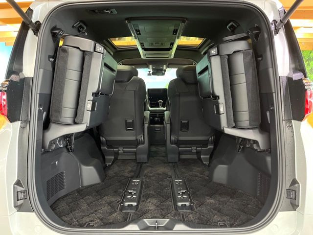 ラゲッジルームは、大容量のスペースを確保。普段のお買い物からレジャーまで、幅広く活躍してくれます!また、リアシートを倒すことでバリエーション豊かにお使いいただけます。
