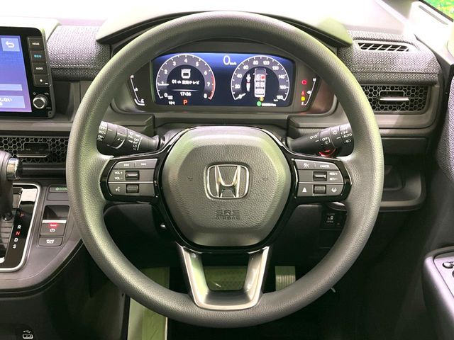 �C���e���A�ɍ��킹���f�U�C���̃X�e�A�����O�́A�^�]�������̂��Ƃ��l���A�^�]���₷���`��A�傫���ł��B�����x�A���ۂɐG���Ă��m���߂��������B