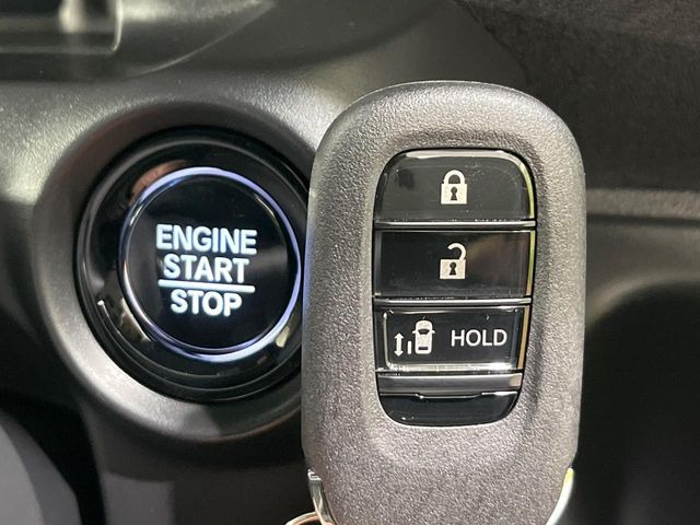 �yHonda�X�}�[�g�L�[�z�J�o����|�P�b�g�ɓ��ꂽ�܂܂ł��h�A�̎{���E�������\�ȃX�}�[�g�L�[�𑕔��B�G���W���̃I���E�I�t�����J�M�����o���K�v����������Ƃ��Ă��֗��ł���